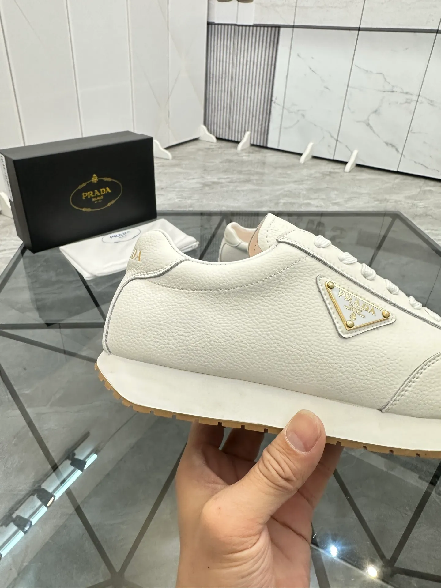 Men's shoes: 💰P420¥ Product trademark: Prada *"Prada*" low-top casual shoes Regular size: 38-44 (can be customized to 45) Product materials: imported cowhide upper, sheepskin lining, original outsole. Number: 020